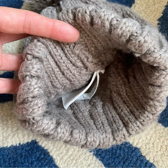 ❄️ H&M GREY WOOL BLEND FAUX FUR POM POM CABLE KNIT WINTER HAT! - Picture 13 of 15